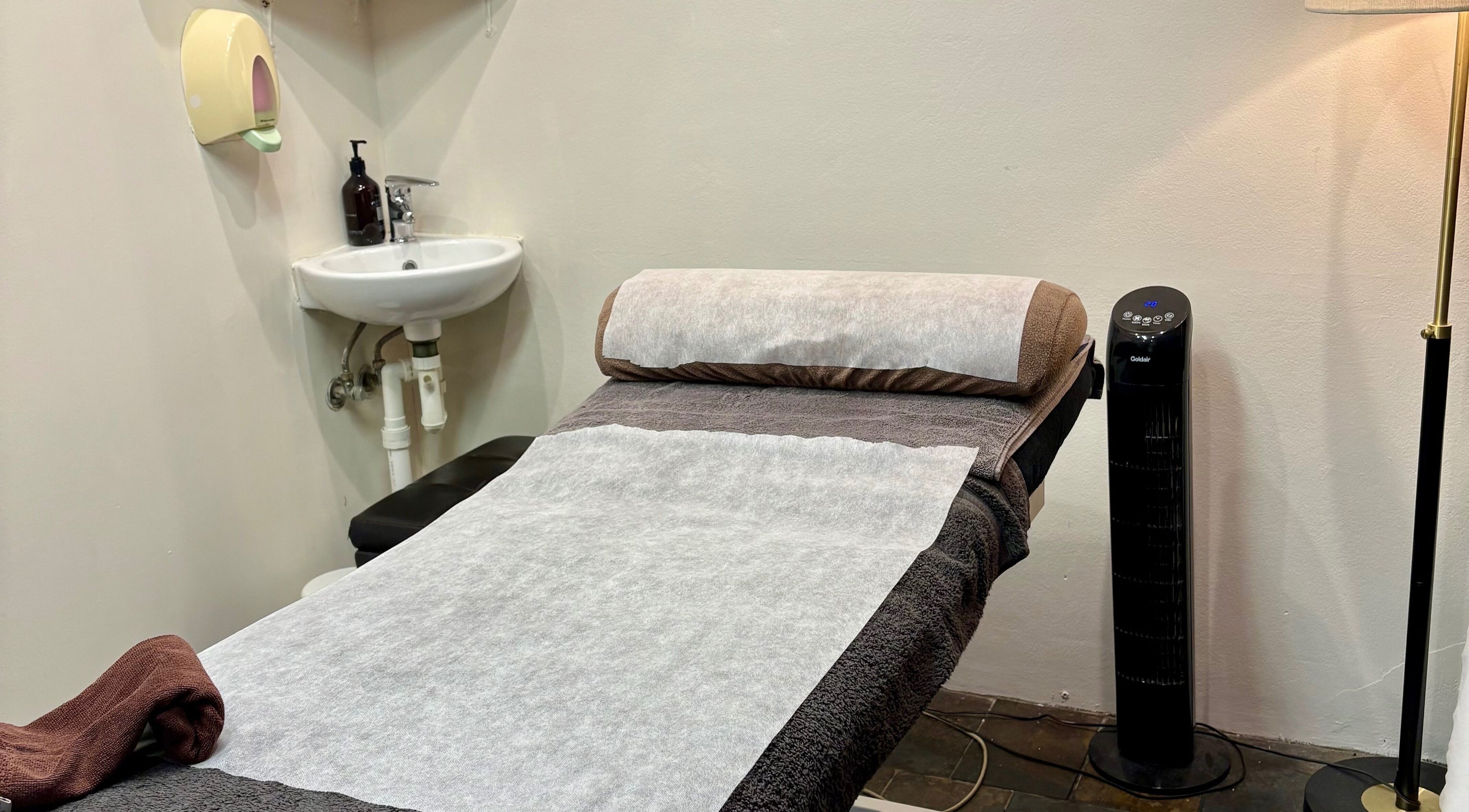 Relaxing treatment room at Smooth by Sophie, Milsons Point, NSW with a cozy massage table.