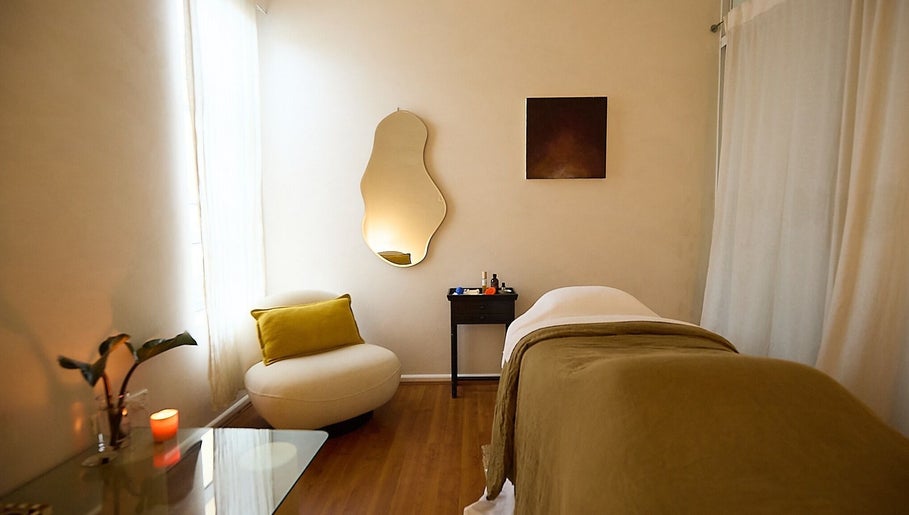 Relaxing massage room at Hannah Pendlebury Massage, Bondi Beach, New South Wales, AU with soothing decor.