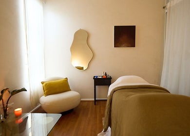 Relaxing massage room at Hannah Pendlebury Massage, Bondi Beach, New South Wales, AU with soothing decor.