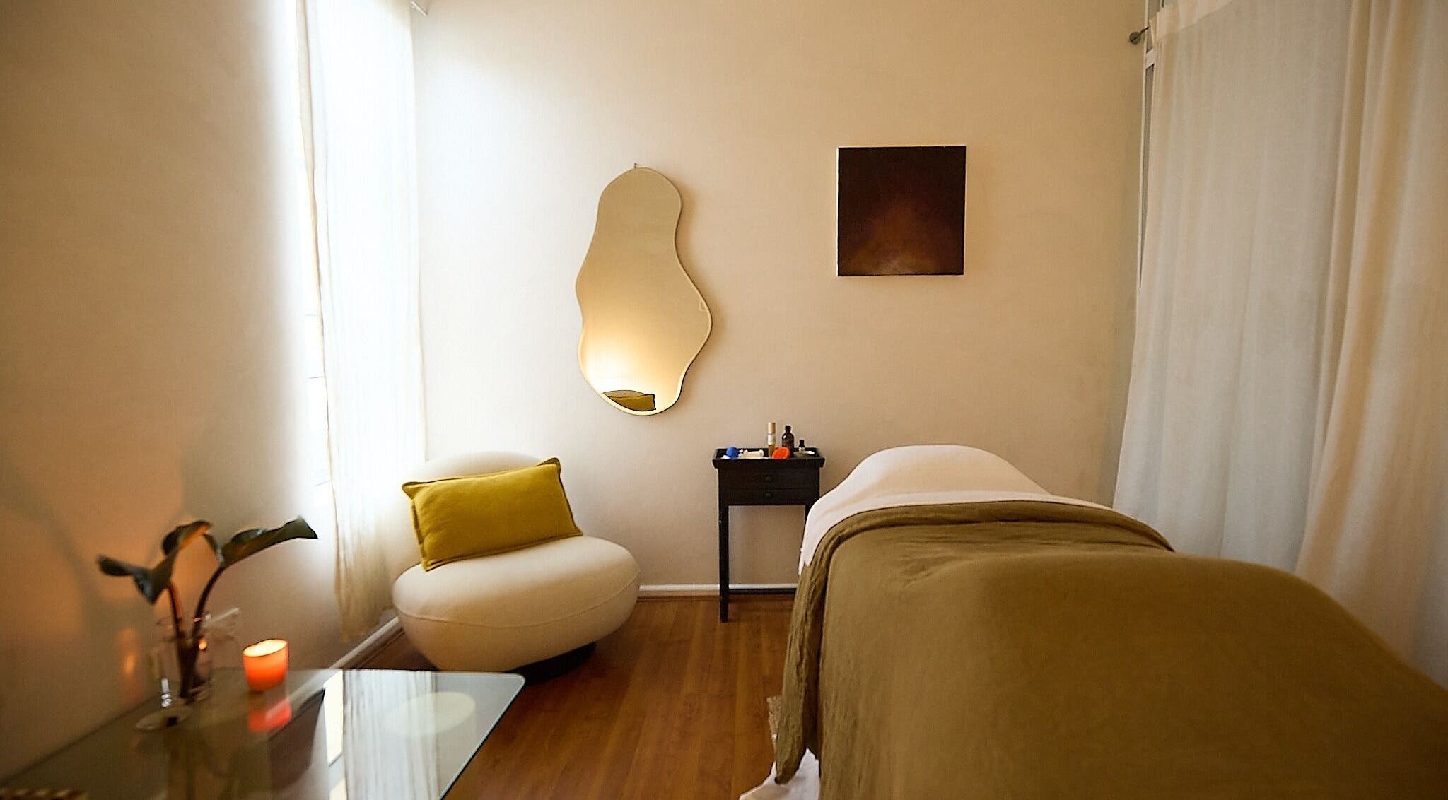Tranquil massage room at Hannah Pendlebury Massage, Bondi Beach, New South Wales, AU with warm lighting.