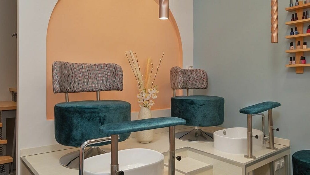 Άνετοι καρέκλες στο Goddess nails and beauty, Ιωάννινα, GR για χαλαρωτικές περιποιήσεις νυχιών.