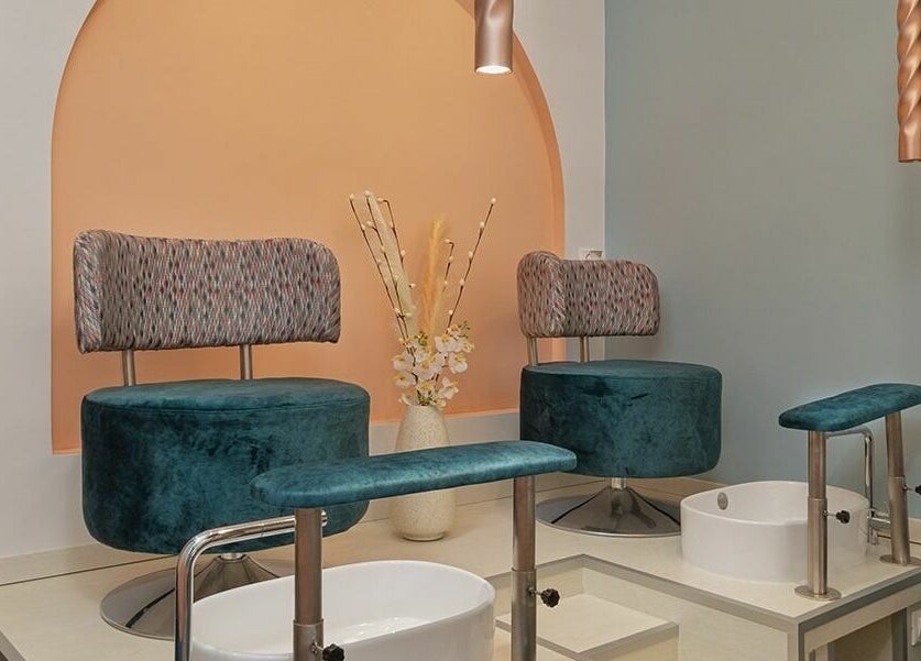 Άνετοι καρέκλες στο Goddess nails and beauty, Ιωάννινα, GR για χαλαρωτικές περιποιήσεις νυχιών.