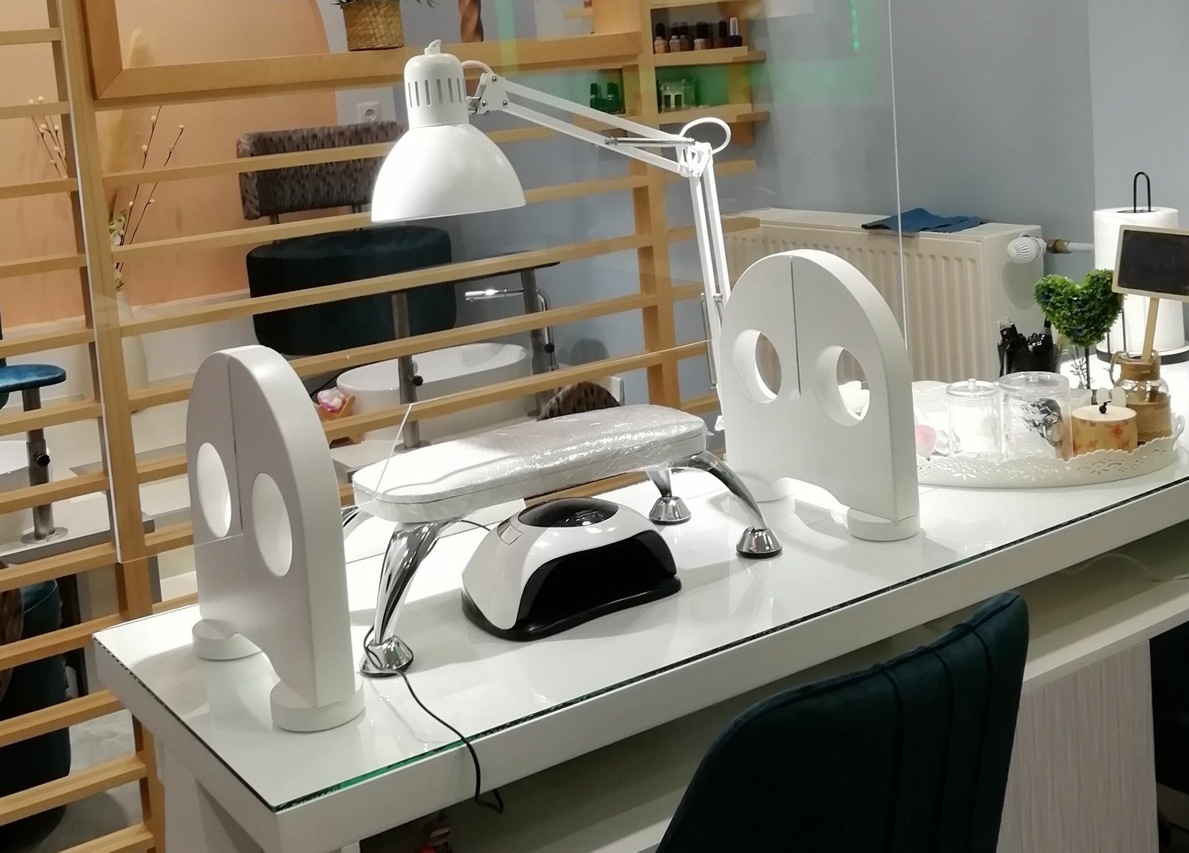 Κομψός χώρος μανικιούρ στο Goddess nails and beauty, Ιωάννινα, GR.