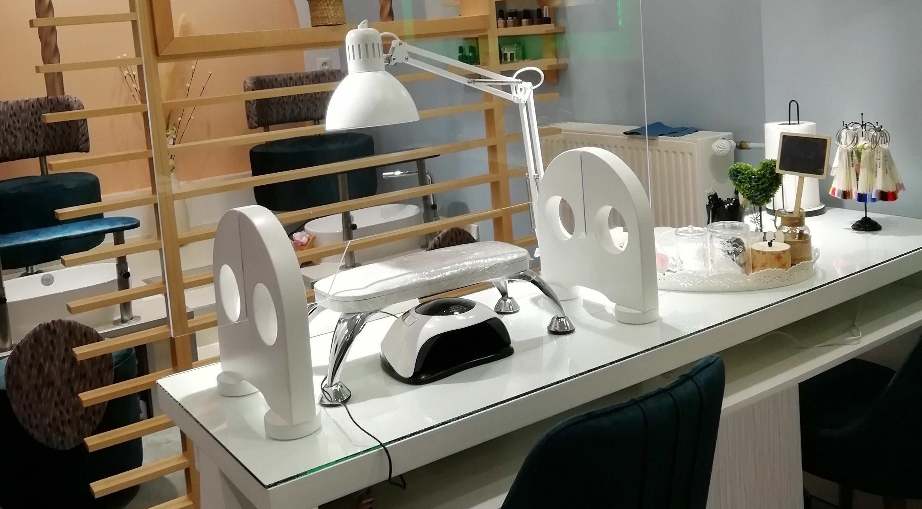 Κομψός χώρος μανικιούρ στο Goddess nails and beauty, Ιωάννινα, GR.