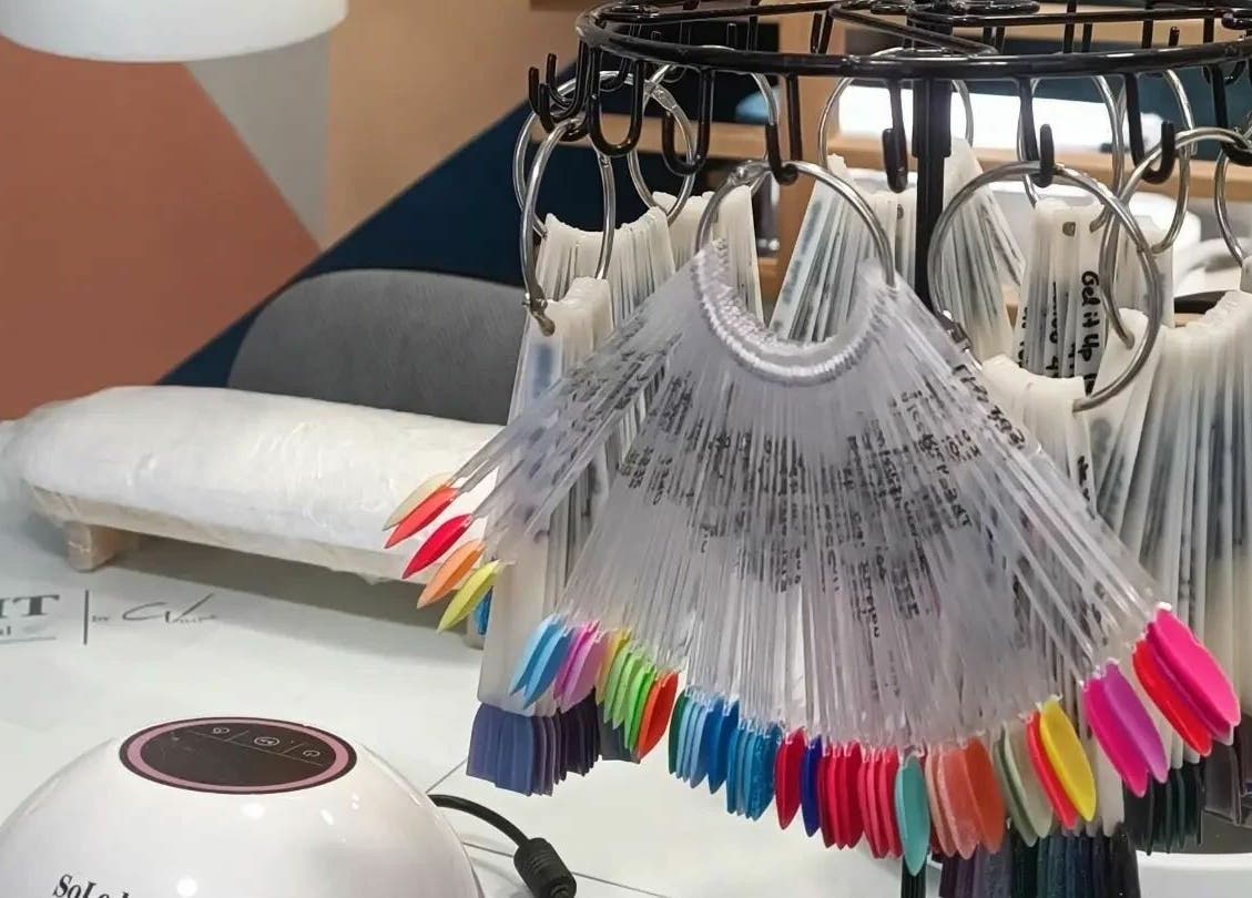 Ποικιλία χρωμάτων νυχιών στο Goddess nails and beauty, Ιωάννινα, GR.