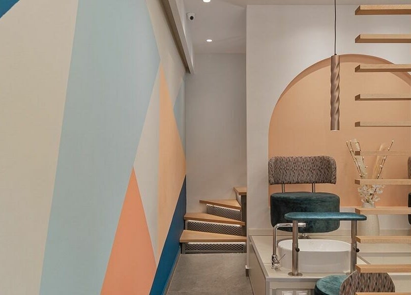 Μοντέρνος εσωτερικός χώρος με παστέλ τόνους στο Goddess nails and beauty, Ιωάννινα, GR.