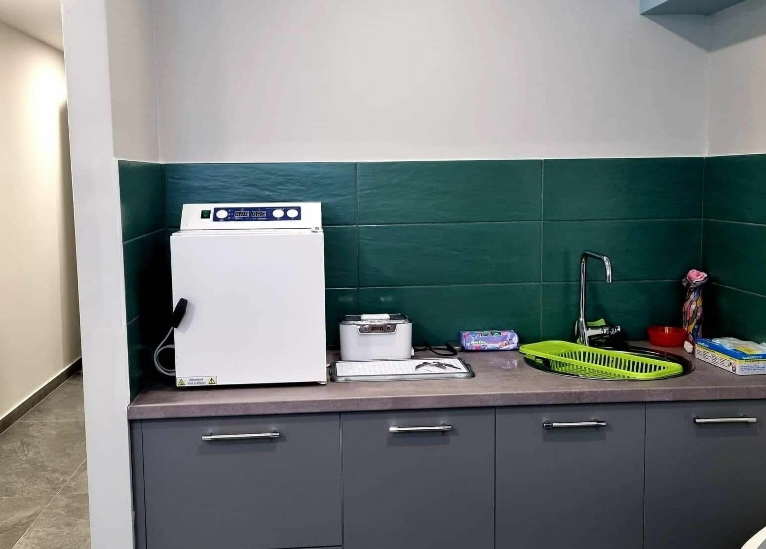 Καθαρή κουζίνα στο Goddess nails and beauty, Ιωάννινα, GR με σκούρο πράσινο πλακάκι και σύγχρονο εξοπλισμό.