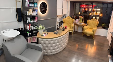Elegant reception area of Royal Gold Studios in Mullingar, County Westmeath, IE, featuring luxurious seating.