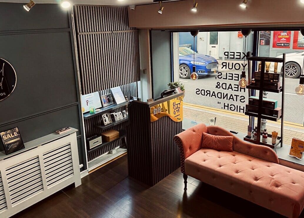 Royal Gold Studios' elegant lounge with a plush pink sofa in Mullingar, County Westmeath, IE.