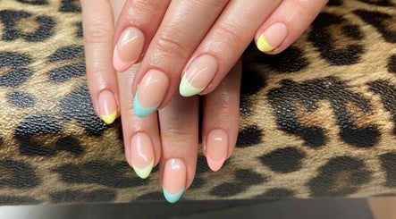 Meg at Forever Beauty and Nails – obraz 3