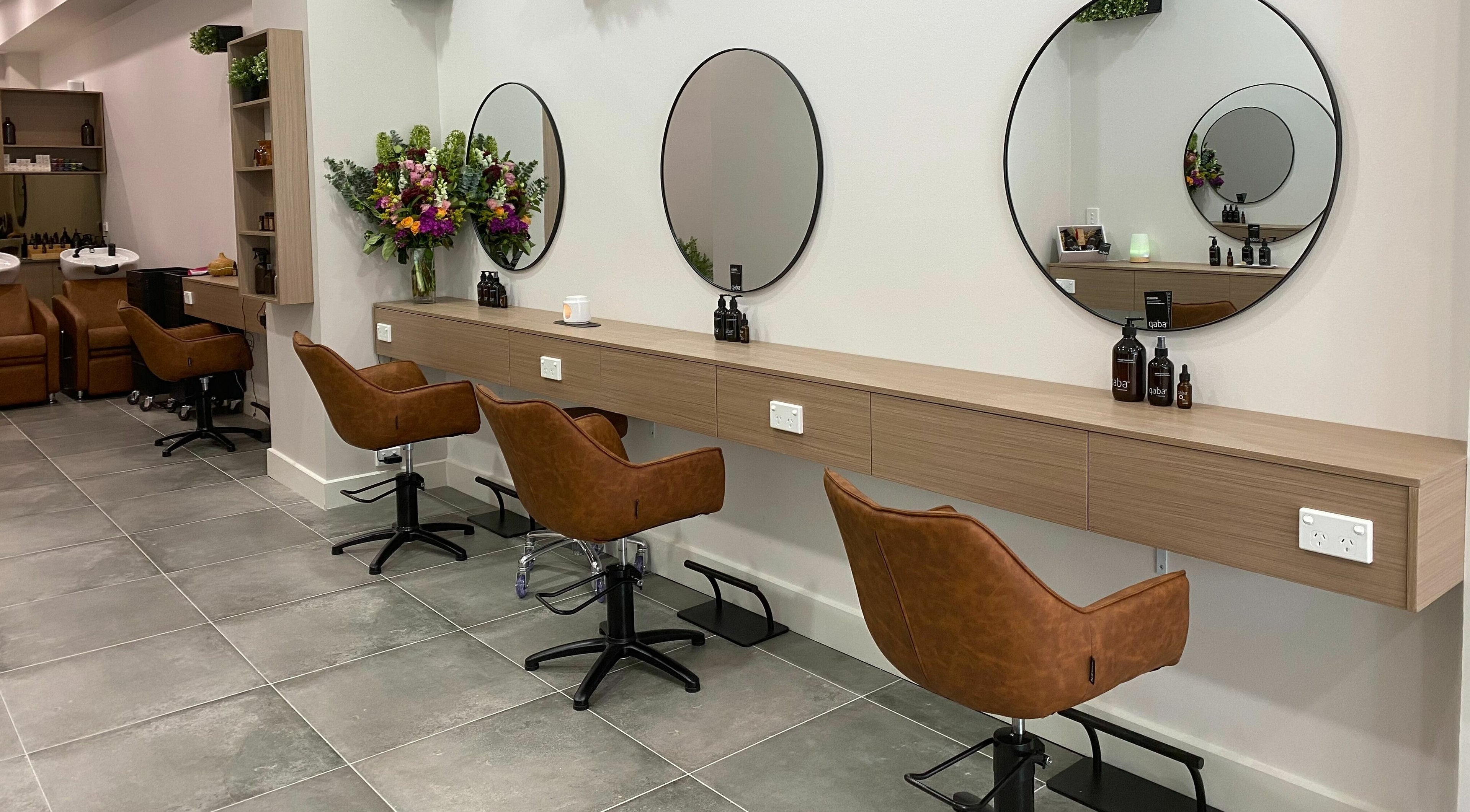 Stylish interior of Platonic Hair Studio ⭐️⭐️⭐️⭐️⭐️ in Melbourne, Victoria, AU with modern chairs and mirrors.