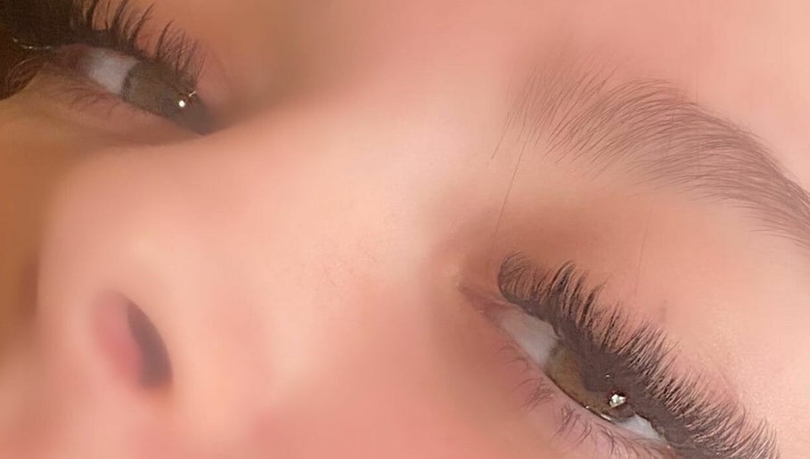 Lashes and Locks Brentwood image 1