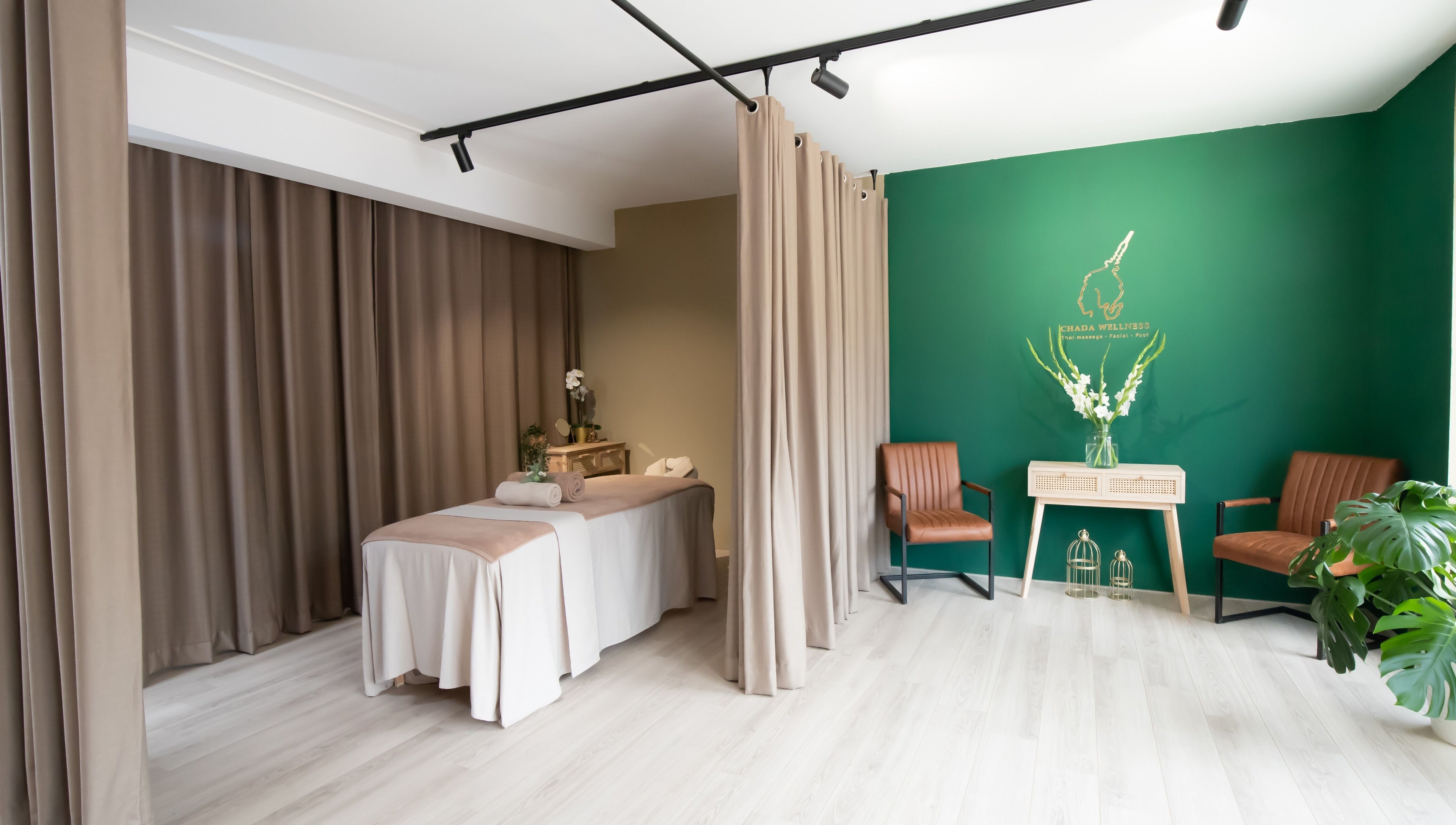 Tranquil therapy room at Chada Wellness, Sassenheim, Zuid-Holland, NL with massage bed and cozy chairs.