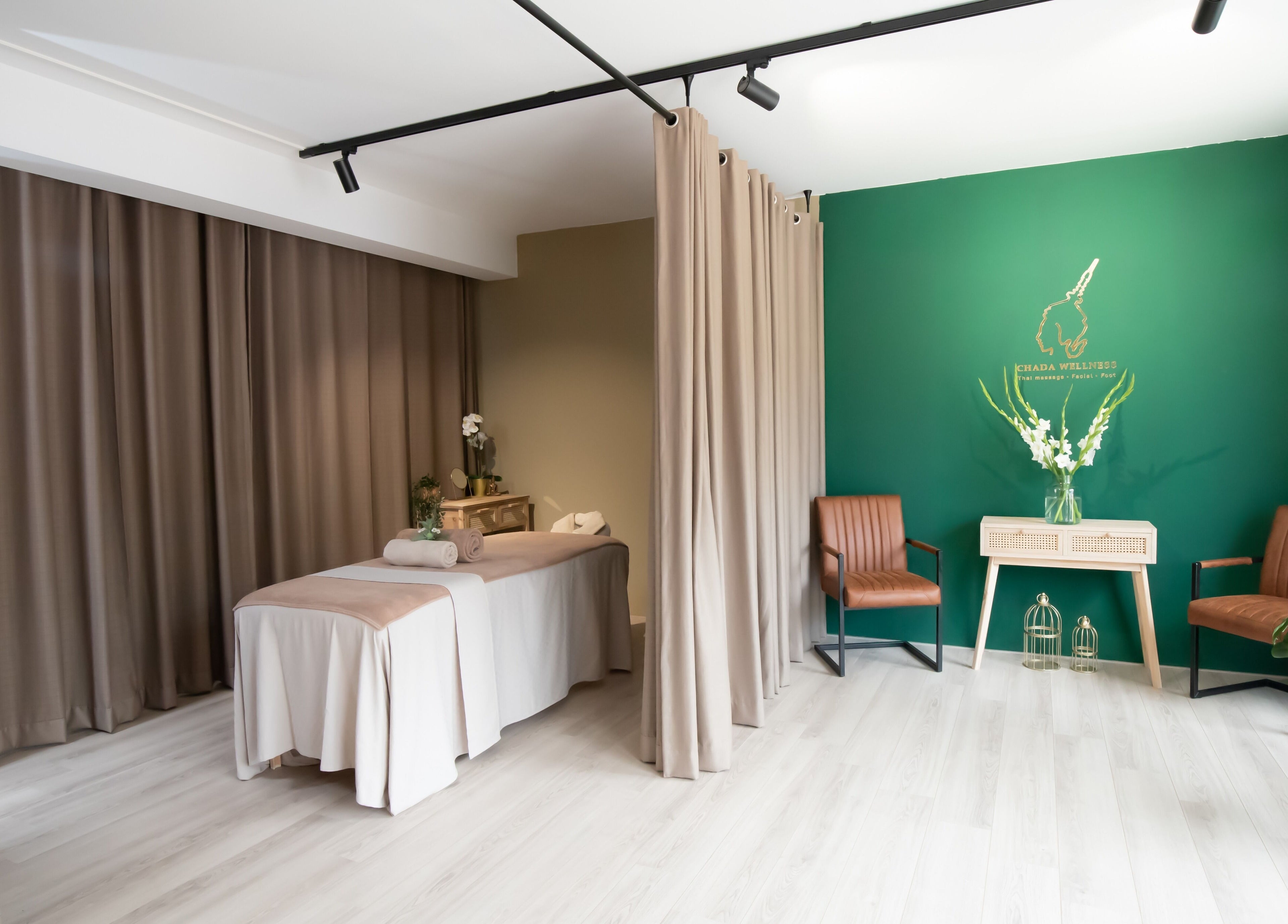 Tranquil therapy room at Chada Wellness, Sassenheim, Zuid-Holland, NL with massage bed and cozy chairs.