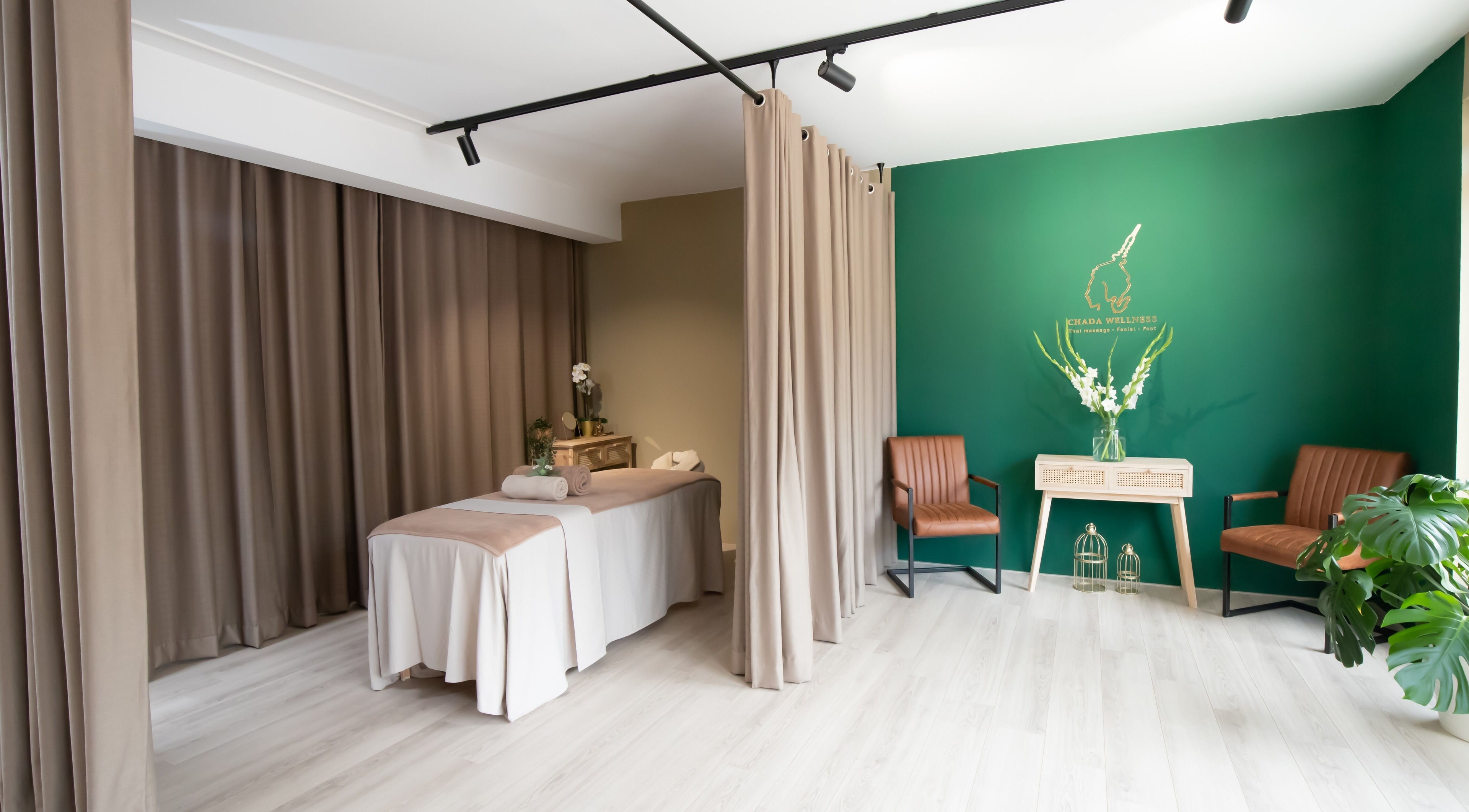 Tranquil therapy room at Chada Wellness, Sassenheim, Zuid-Holland, NL with massage bed and cozy chairs.