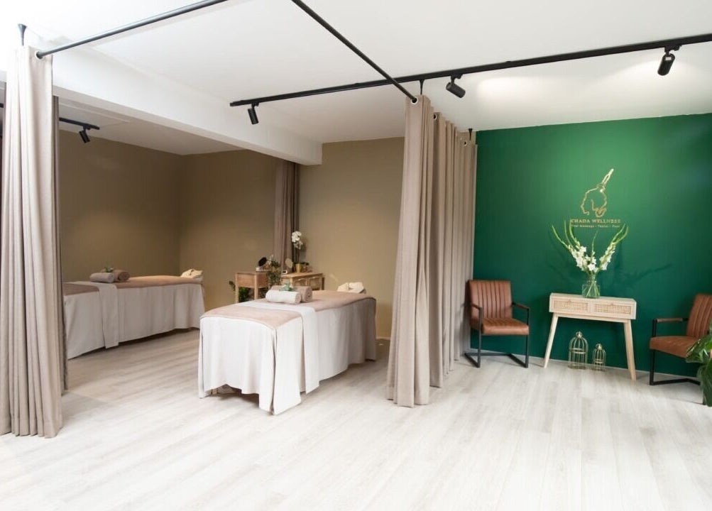 Relaxing massage room at Chada Wellness, Sassenheim, Zuid-Holland, NL, featuring two treatment tables and soothing decor.