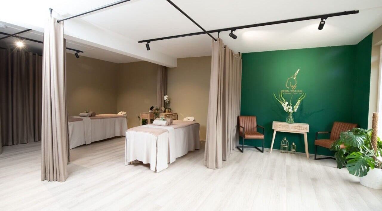 Relaxing massage room at Chada Wellness, Sassenheim, Zuid-Holland, NL, featuring two treatment tables and soothing decor.