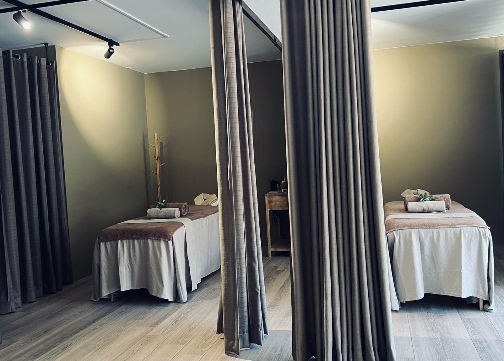 Serene massage room at Chada Wellness, Sassenheim, Zuid-Holland, NL with cozy decor and soft lighting.