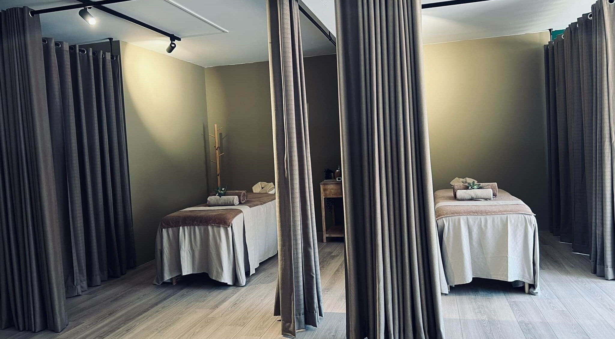 Serene massage room at Chada Wellness, Sassenheim, Zuid-Holland, NL with cozy decor and soft lighting.