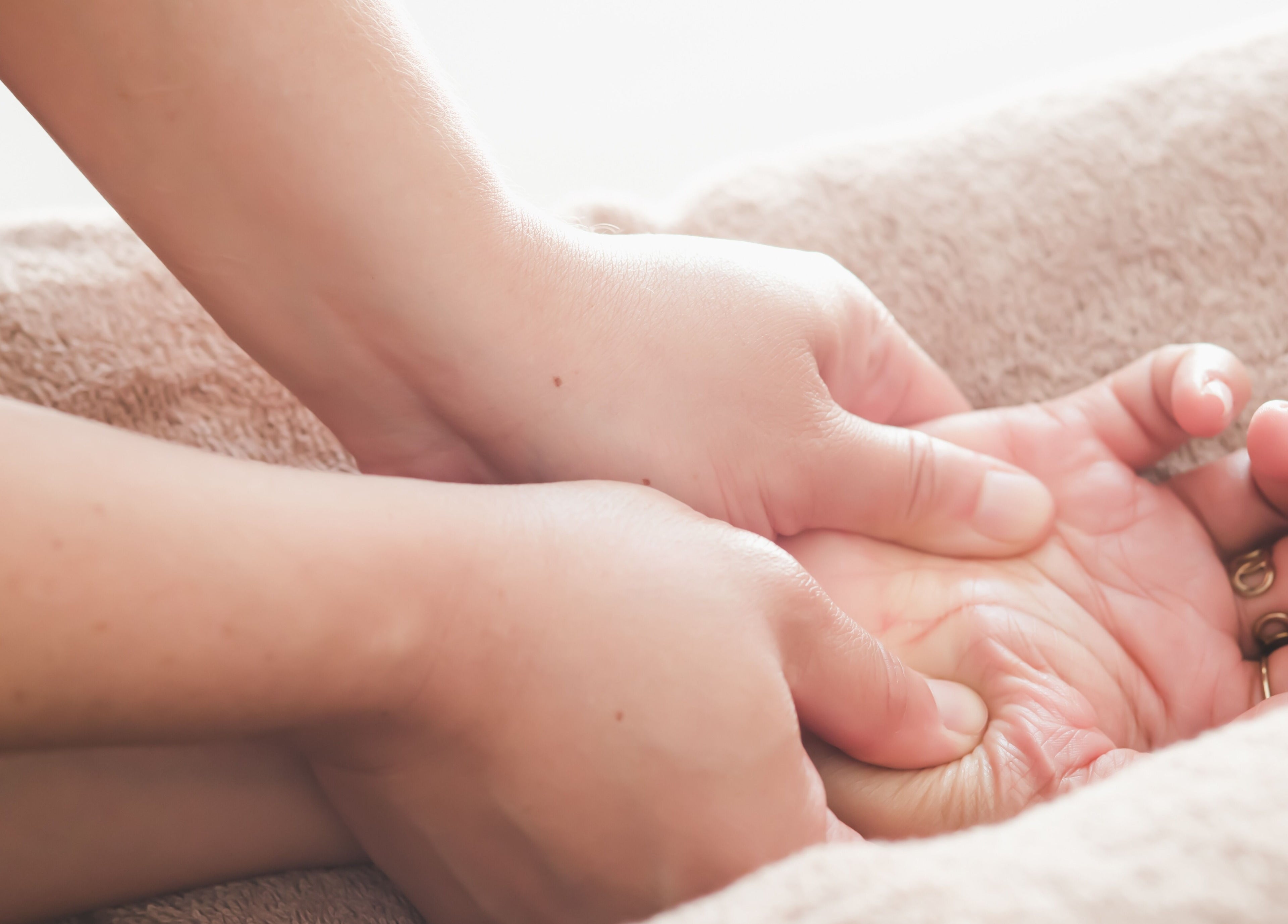 Therapist giving a relaxing hand massage at Chada Wellness, Sassenheim, Zuid-Holland, NL.