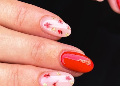 Exquisite nail art with floral design at The Nail Lady, Leigh-on-sea, England, GB.