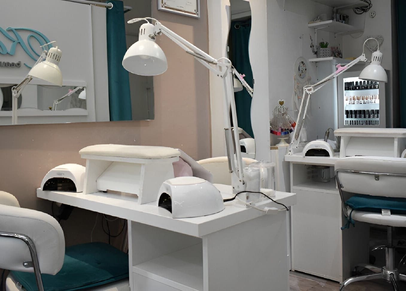 Kalisi beauty salon in Београд, RS featuring a chic and modern nail station.