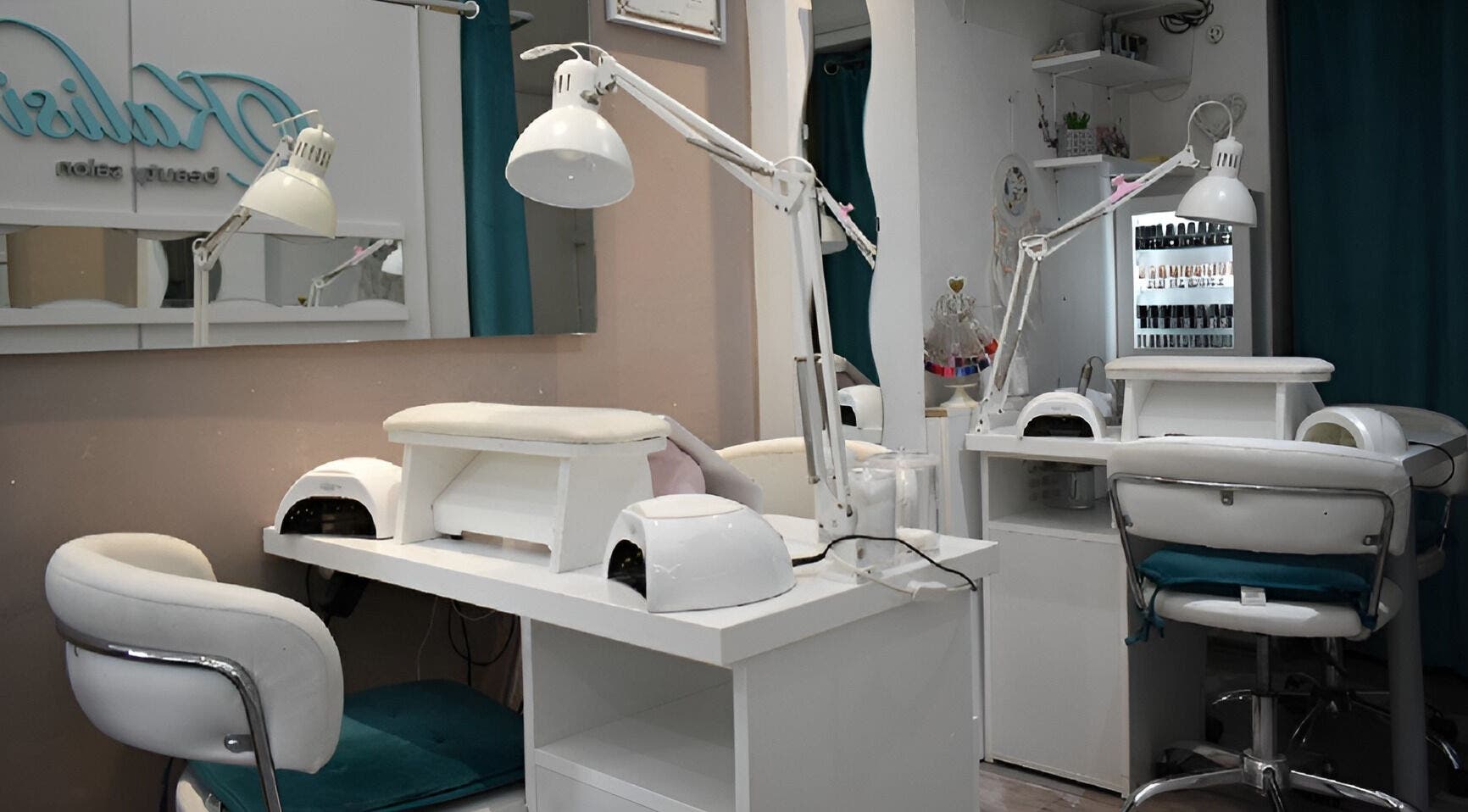 Kalisi beauty salon in Београд, RS featuring a chic and modern nail station.