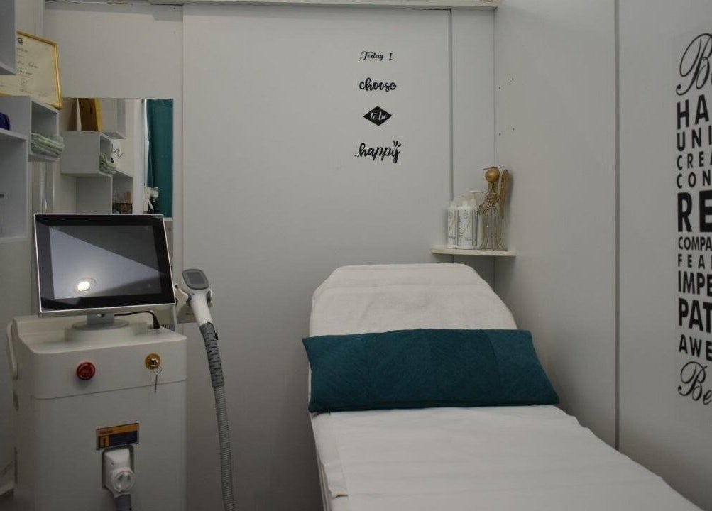 Comfortable beauty treatment room at Kalisi, Београд, RS with modern equipment and positive wall decor.