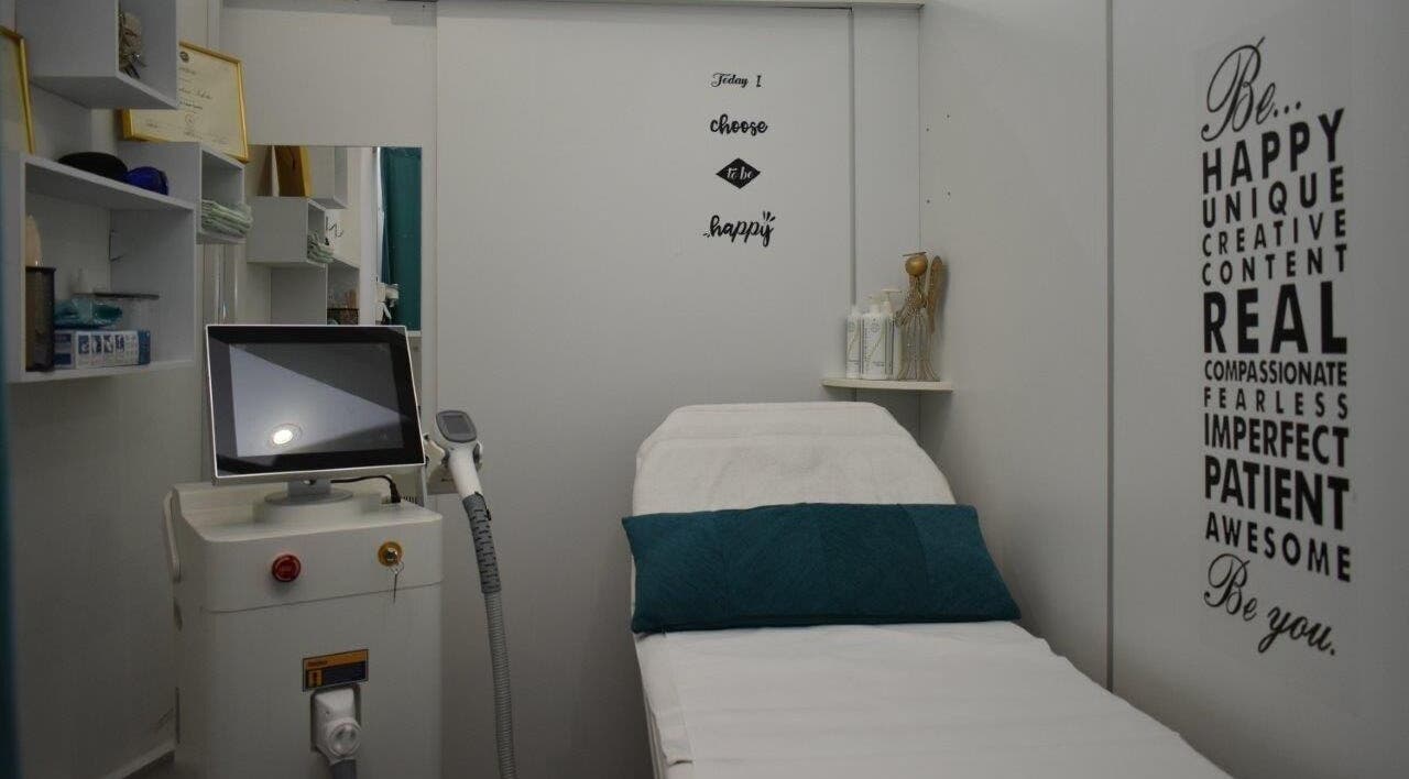 Comfortable beauty treatment room at Kalisi, Београд, RS with modern equipment and positive wall decor.