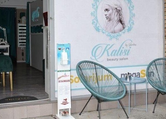 Inviting entrance of Kalisi beauty salon in Београд, RS with stylish seating and decor.