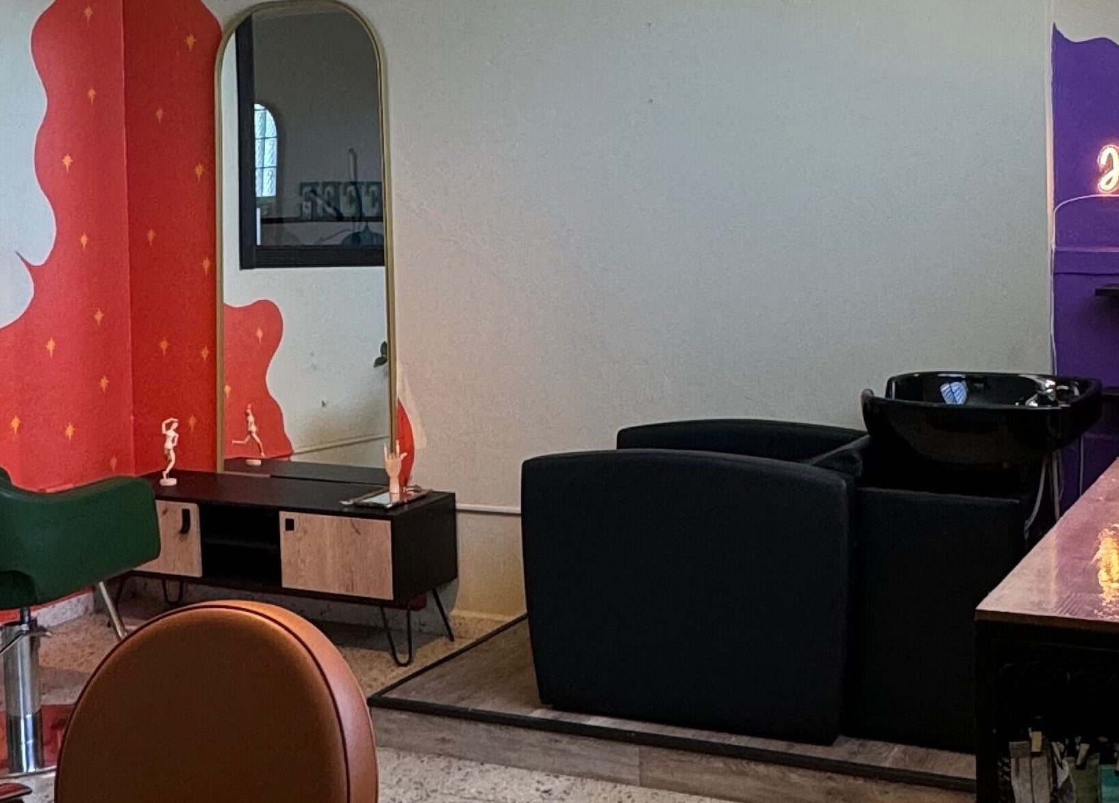 Área de peinado en Dejame Hacer tu Cabello, Arecibo, Arecibo, PR, con silla verde y espejo.