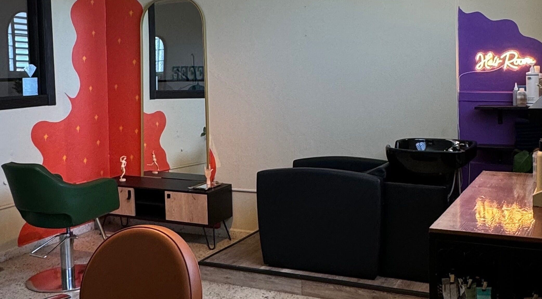 Área de peinado en Dejame Hacer tu Cabello, Arecibo, Arecibo, PR, con silla verde y espejo.