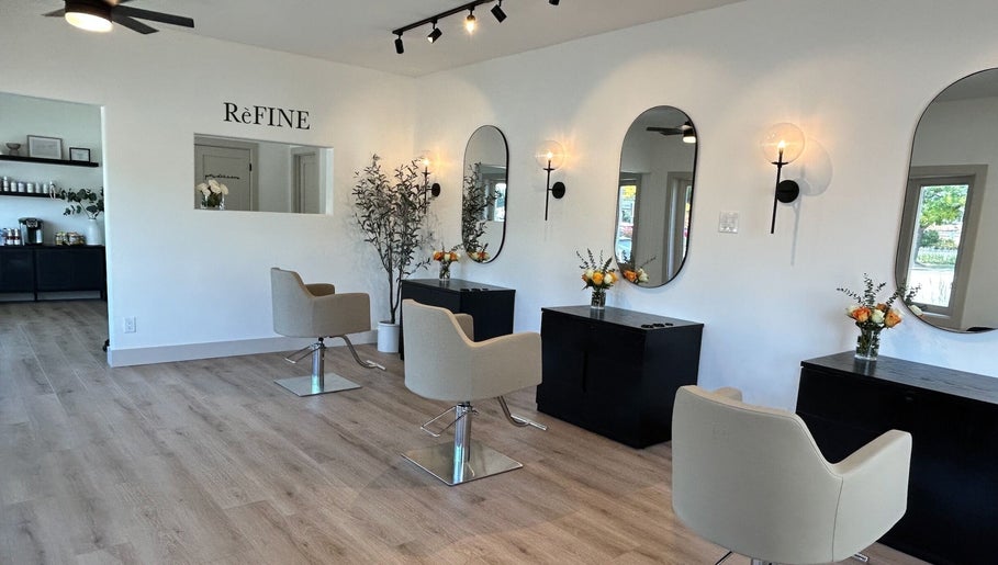 RèFINE Boutique Salon imagem 1