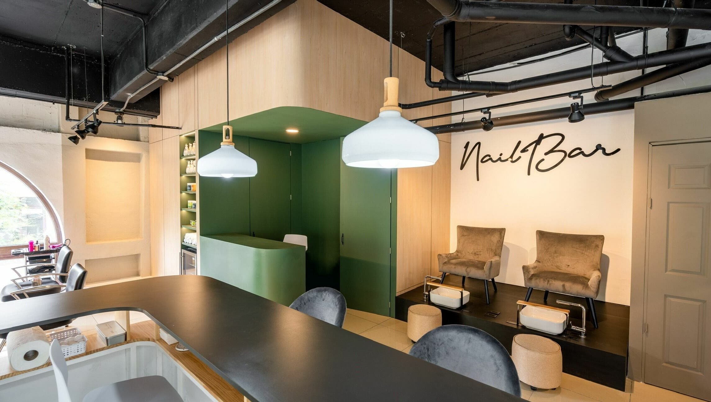 Interior elegante de Nail Bar Cayala en Guatemala City, Guatemala Department, GT con sillas y decoración moderna.
