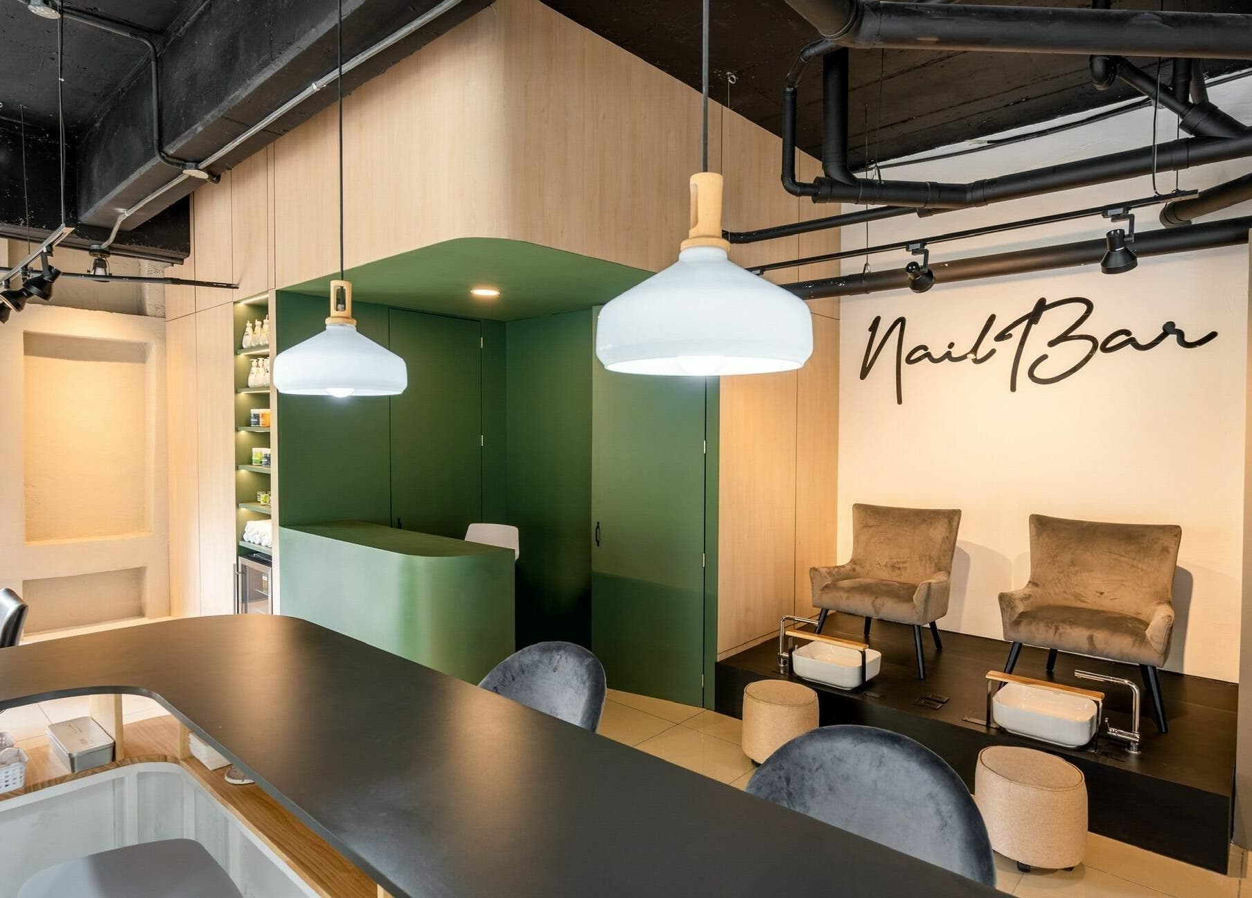 Interior elegante de Nail Bar Cayala en Guatemala City, Guatemala Department, GT con sillas y decoración moderna.