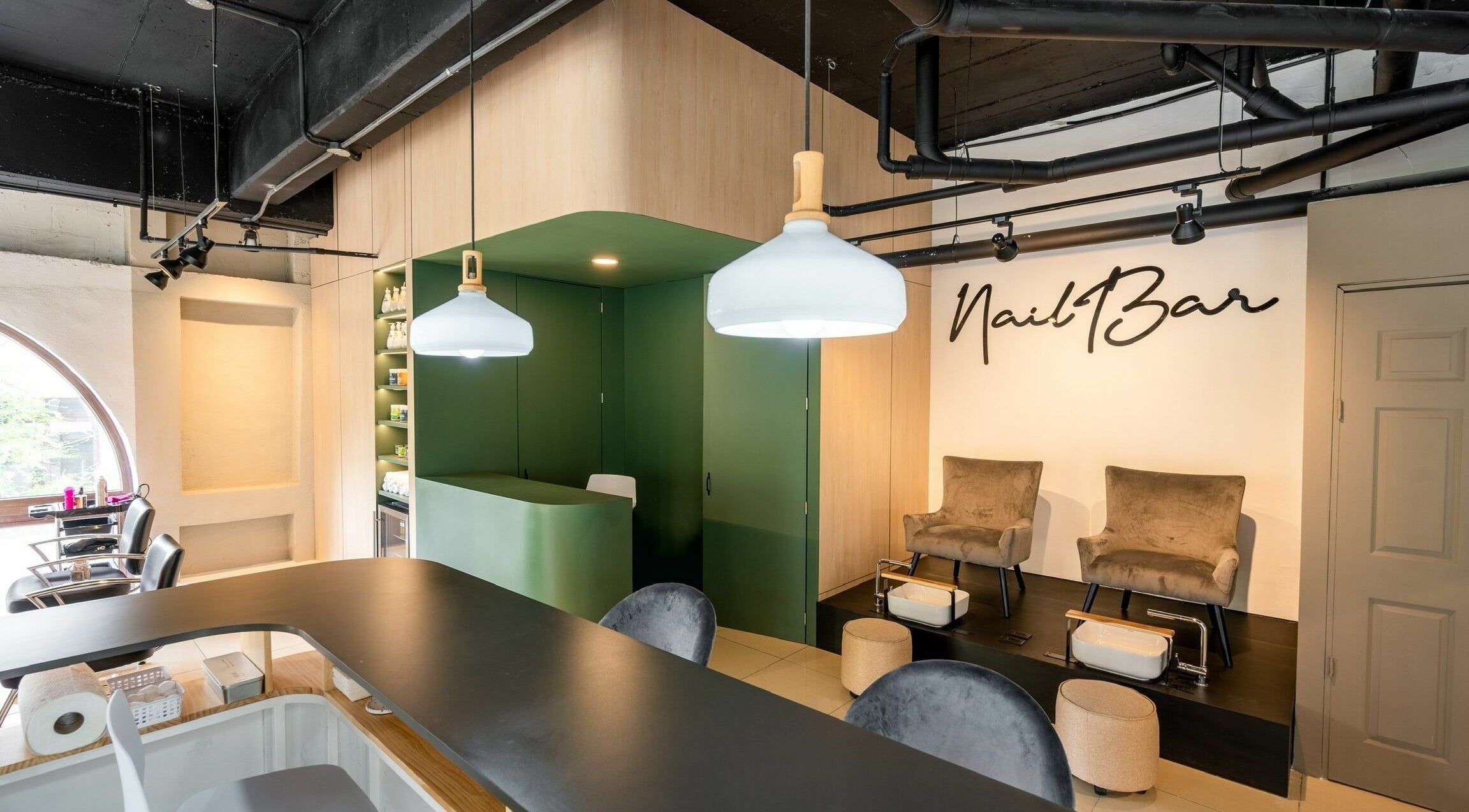 Interior elegante de Nail Bar Cayala en Guatemala City, Guatemala Department, GT con sillas y decoración moderna.