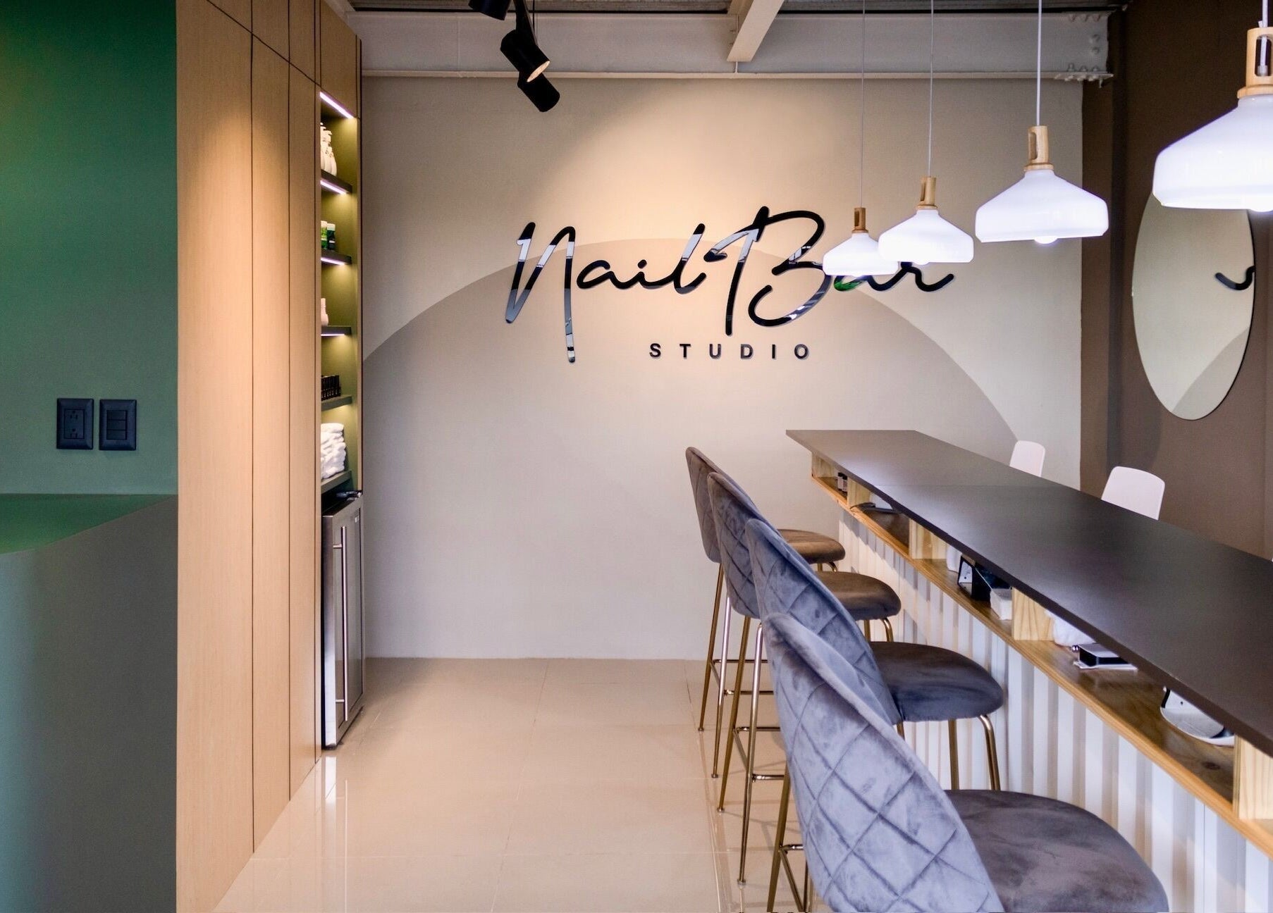 Interior moderno de Nail Bar Plaza Pinula en Guatemala, Guatemala, GT con sillas elegantes y luces colgantes.