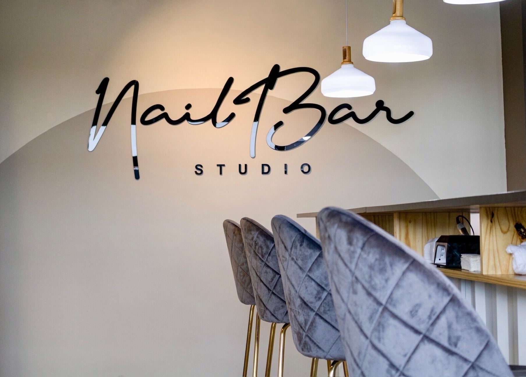 Interior moderno de Nail Bar Plaza Pinula en Guatemala, Guatemala, GT con elegantes sillas y decoración luminosa.