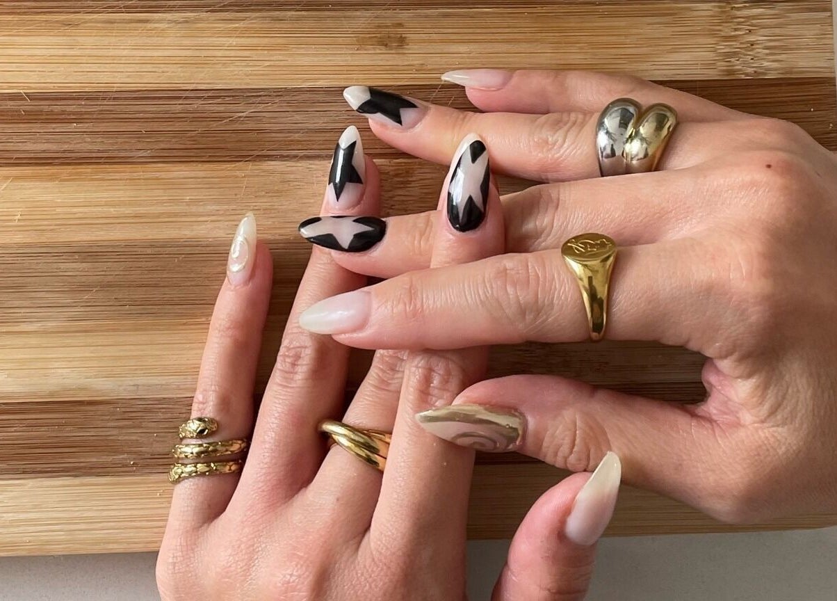 Elegante diseño de uñas con anillos en Nail Bar Plaza Pinula, Guatemala, Guatemala, GT.