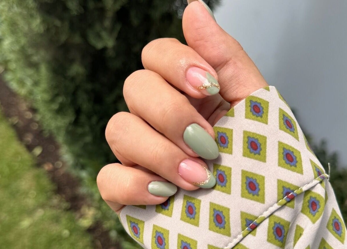 Manicura verde y dorada realizada en Nail Bar Plaza Pinula, Guatemala, Guatemala, GT, resaltando estilo moderno.