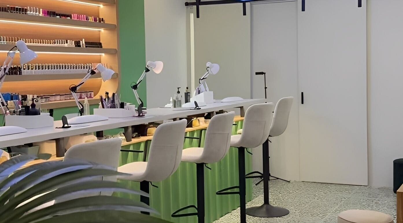 Interior moderno de Nail Bar Zona 10 Villa en Ciudad de Guatemala, Guatemala, GT, con sillas blancas y lámparas.