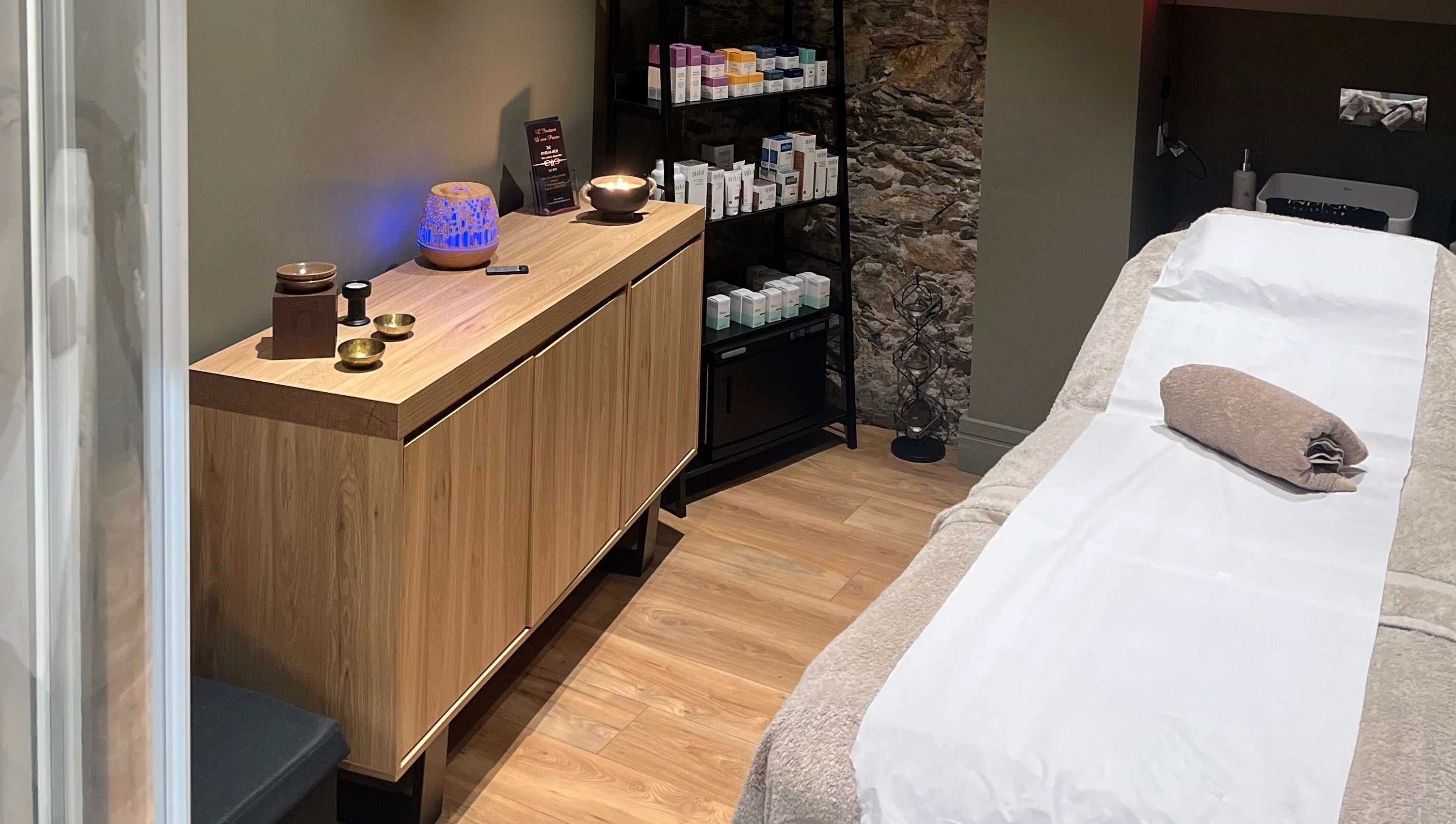 Table de soin et rangements apaisants chez L’instant D’une Pause, Bastia, Corse, FR.