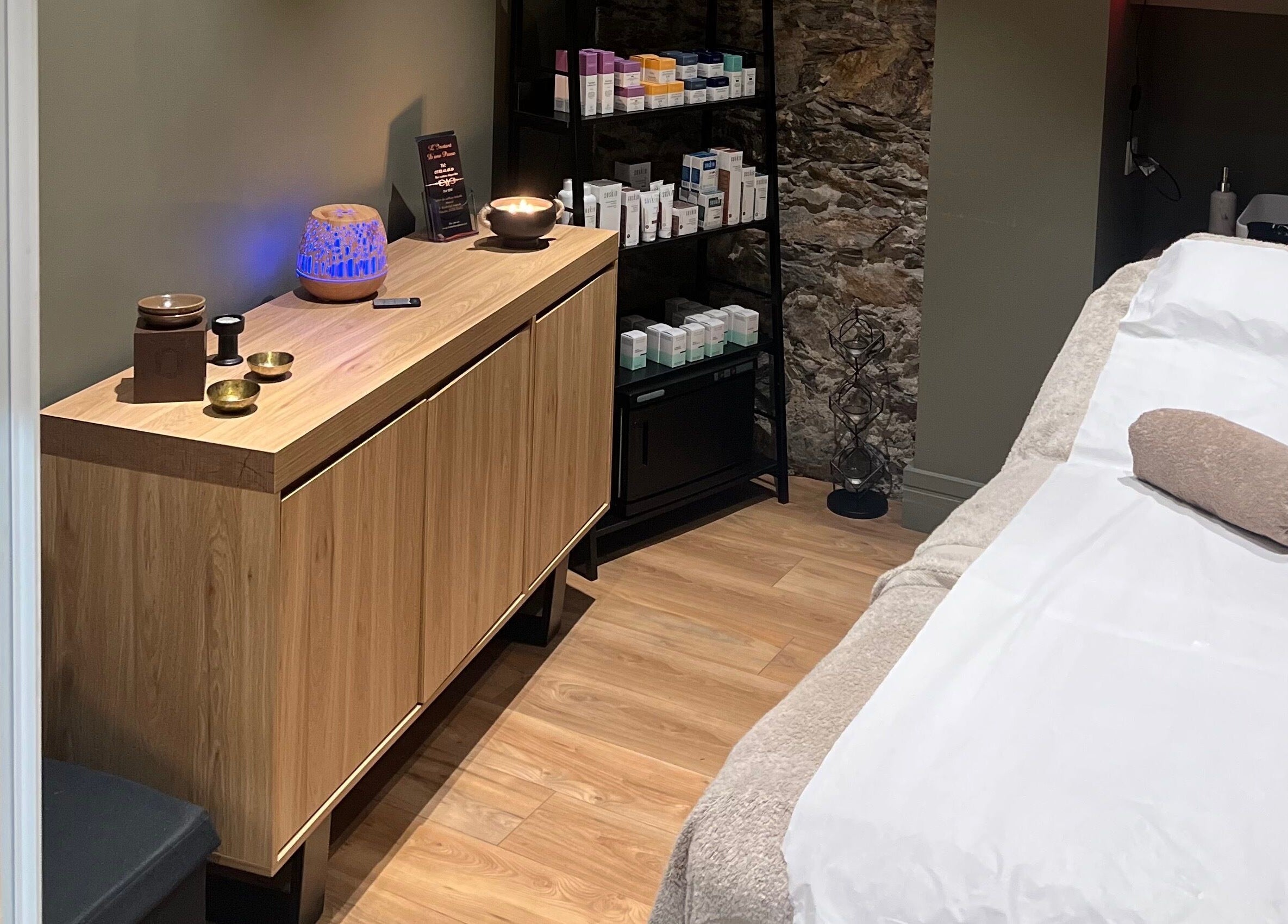 Table de soin et rangements apaisants chez L’instant D’une Pause, Bastia, Corse, FR.