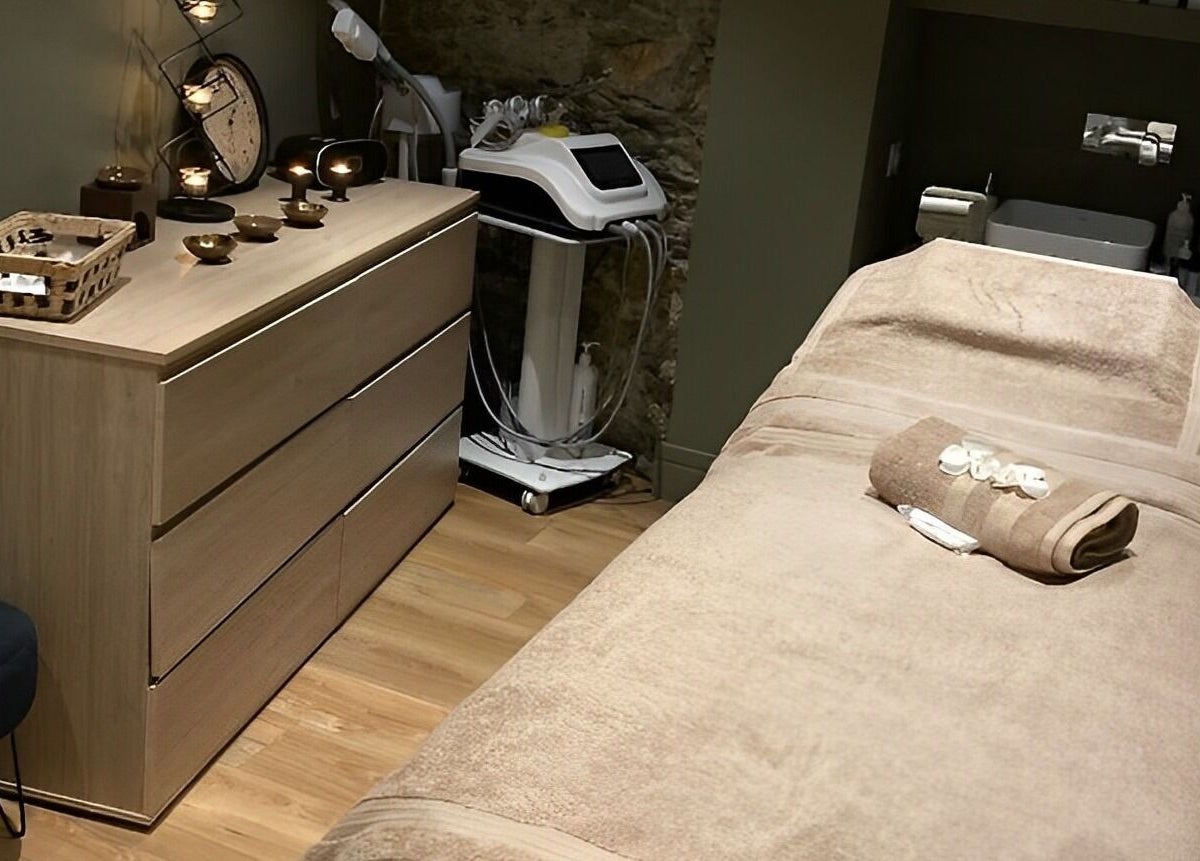 Salle de soin apaisante à L’instant D’une Pause, Bastia, Corse, FR avec table de massage et ambiance relaxante.