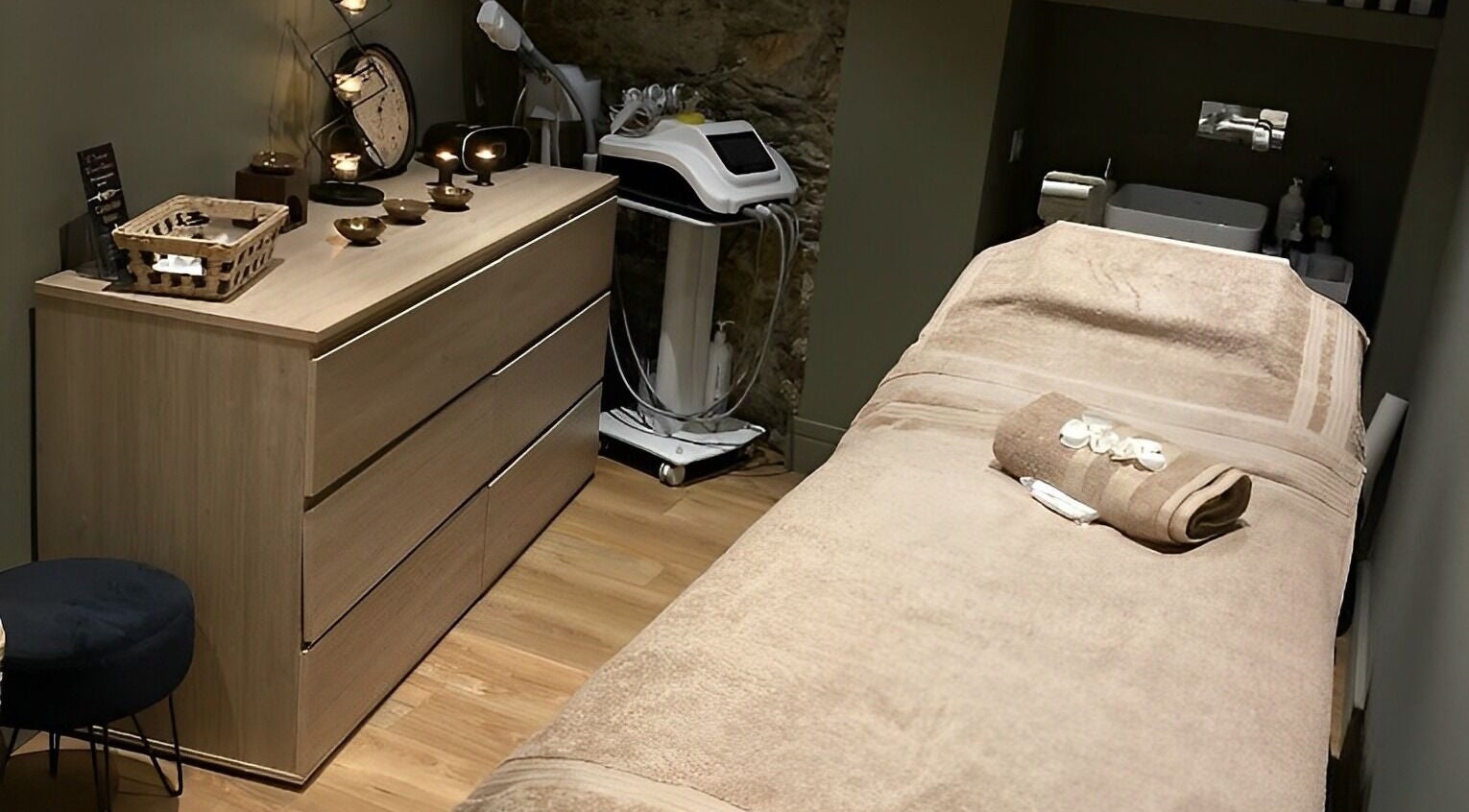 Salle de soin apaisante à L’instant D’une Pause, Bastia, Corse, FR avec table de massage et ambiance relaxante.