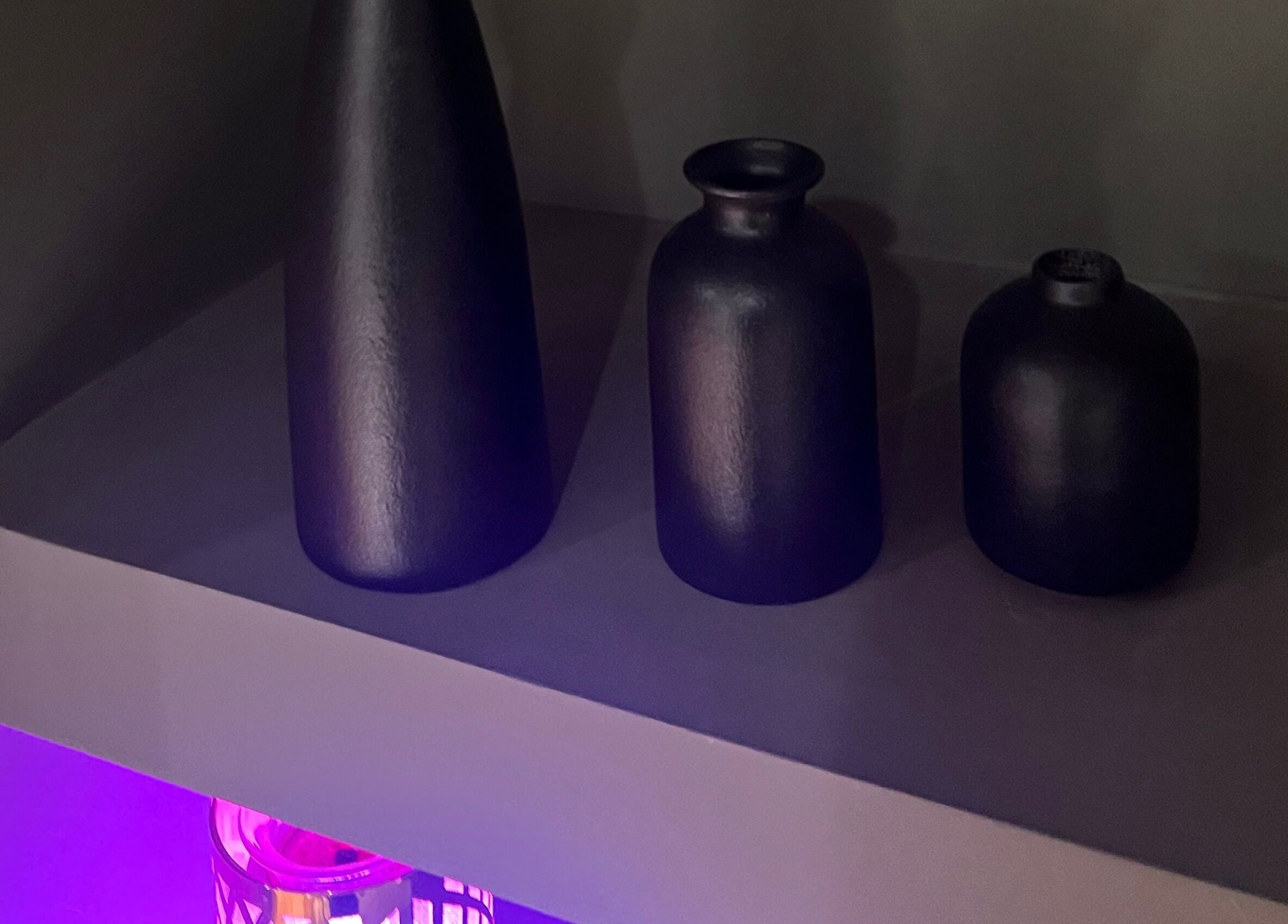 Vases noirs élégants à L’instant D’une Pause, Bastia, Corse, FR, créant une ambiance apaisante.