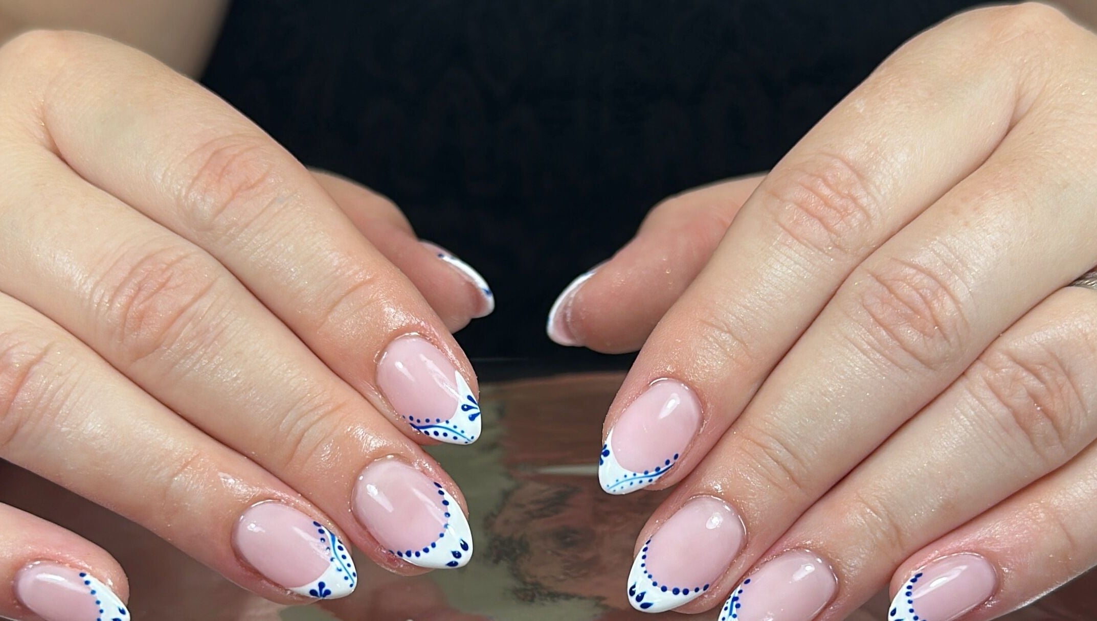 Manucure élégante aux détails bleus chez Aux Petits Doigts de Fées, Boussois, Hauts-de-france, FR.