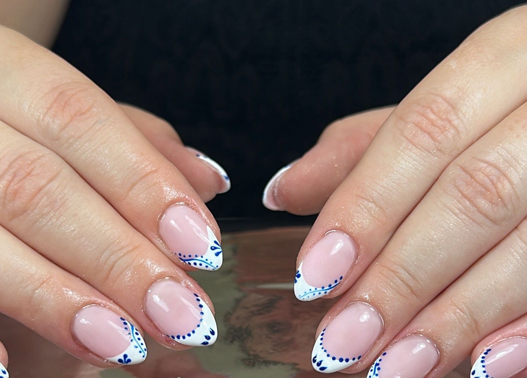 Manucure élégante aux détails bleus chez Aux Petits Doigts de Fées, Boussois, Hauts-de-france, FR.