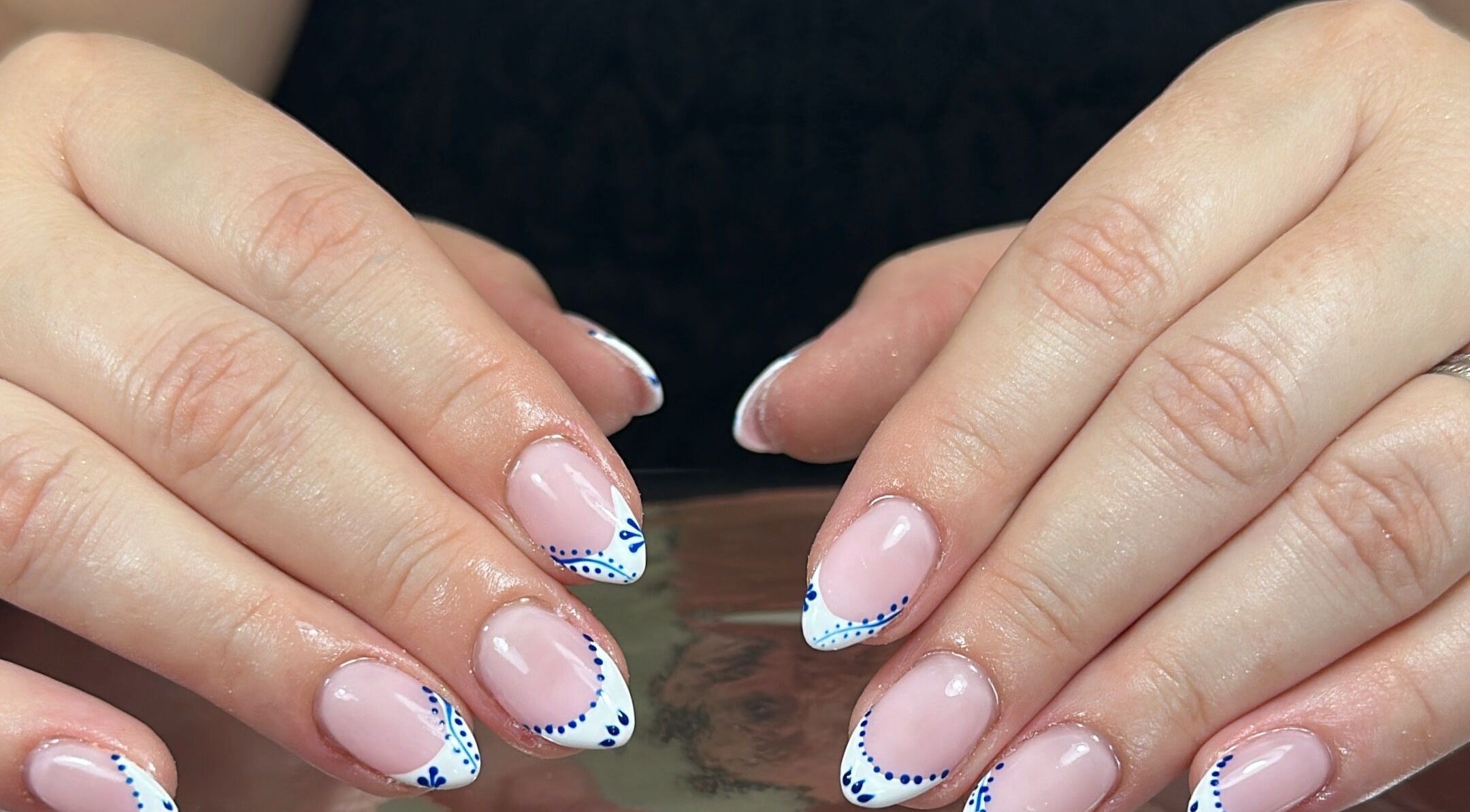 Manucure élégante aux détails bleus chez Aux Petits Doigts de Fées, Boussois, Hauts-de-france, FR.