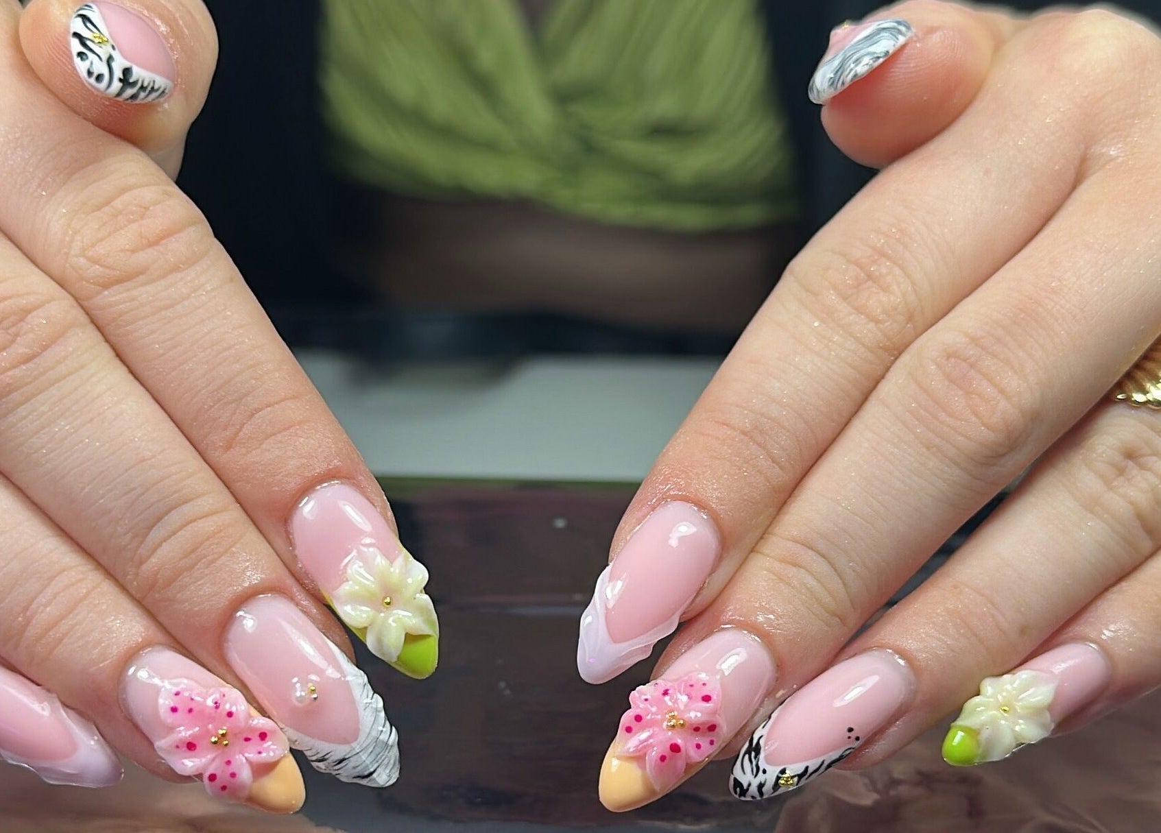 Nail art floral délicat à Aux Petits Doigts de Fées, Boussois, Hauts-de-france, FR.